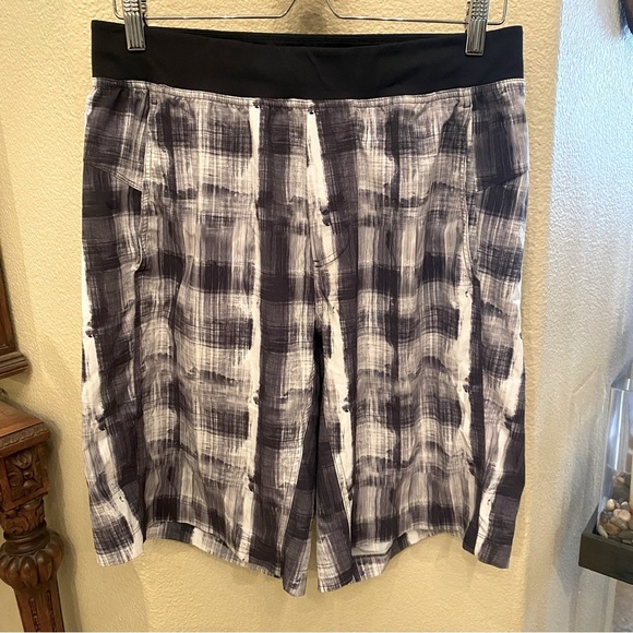 LULULEMON Men Black and White Patterned Unlined Athletic Shorts Size Large - Picture 1 of 6